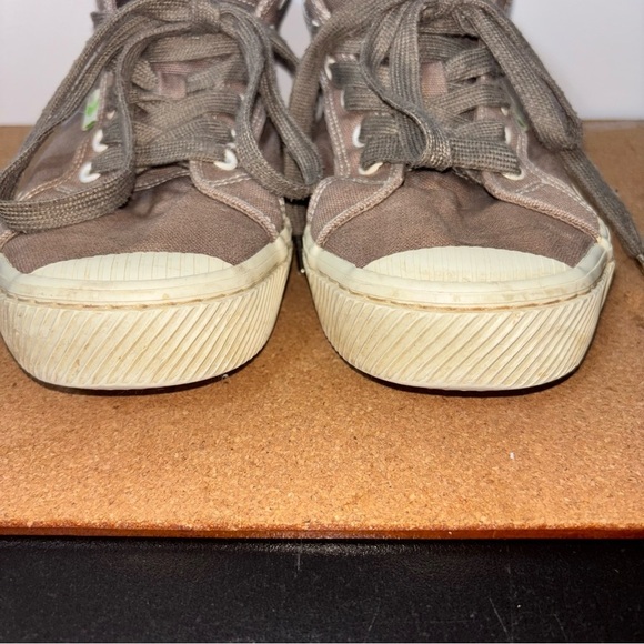 Cariuma Pantone Unisex Beige Tan High-Top Sneakers Men's 6.5 Women's 8 Lace Up - Picture 6 of 14